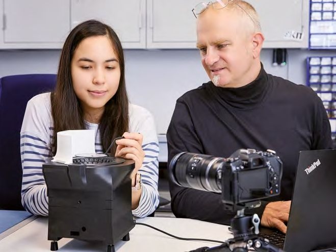 IAI-Beitrag zu Biodiversitätsforschung im lookKIT-Magazin (abgebildet sind Nathalie Klug und Prof. Christian Pylatiuk)